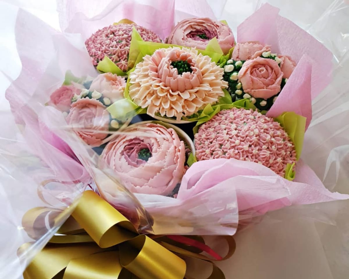 Pink and cream flower cupcake bouquet hand-piped by Amour Desserts